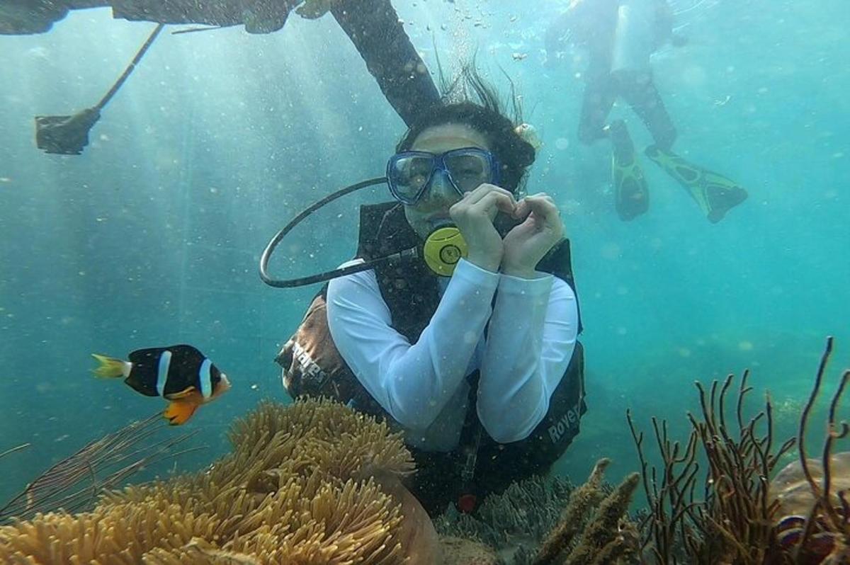 una donna sta scattando una foto in acqua