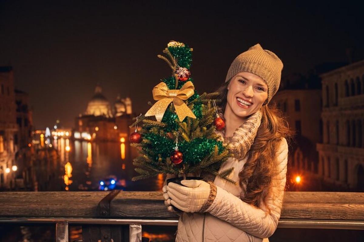 žena držící vánoční stromeček na balkóně