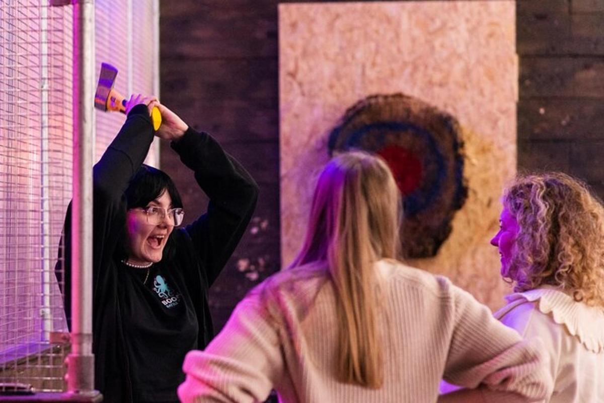 kona stendur fyrir framan spegil og heldur á hárþurrku