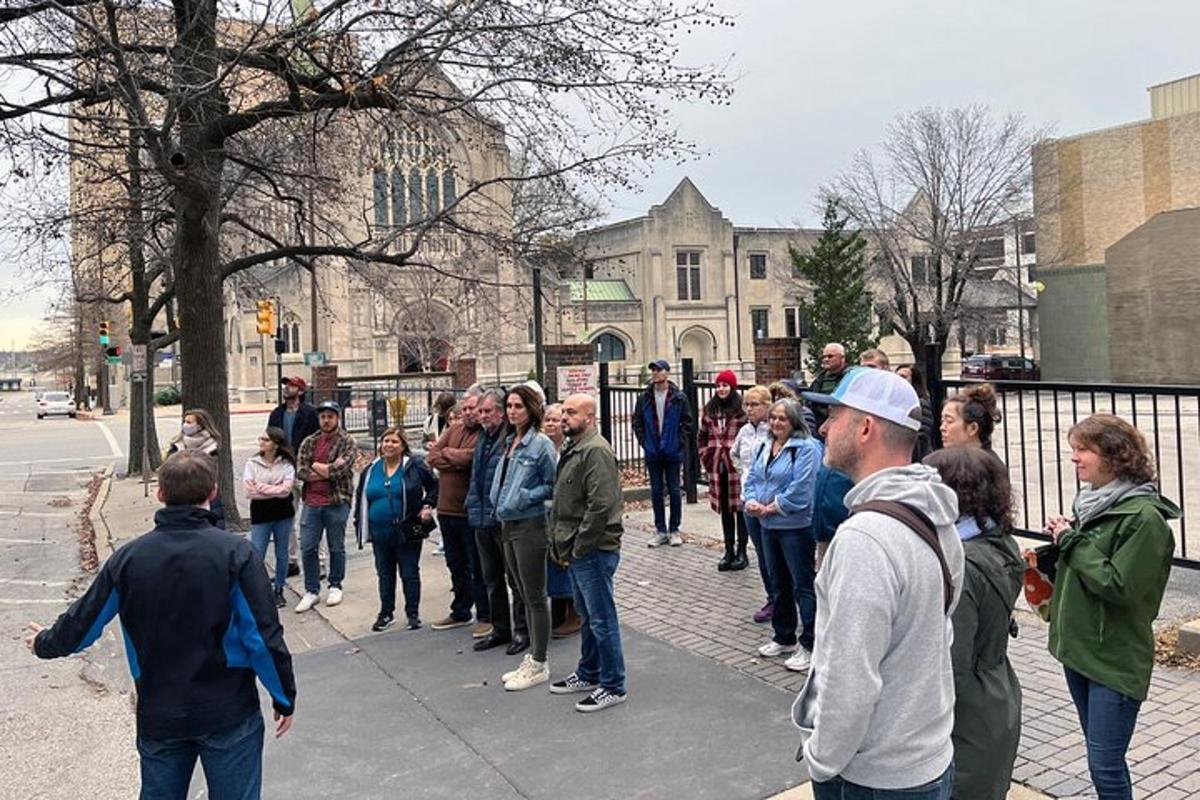 un groupe de personnes debout sur un trottoir