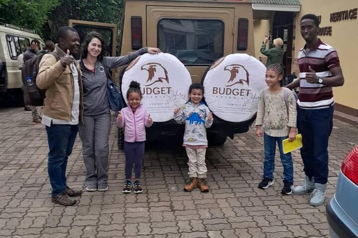 Un grupo de personas de pie frente a una casa rodante.