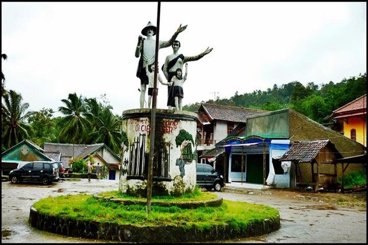 một bức tượng người trên một cây cột ở bãi đậu xe