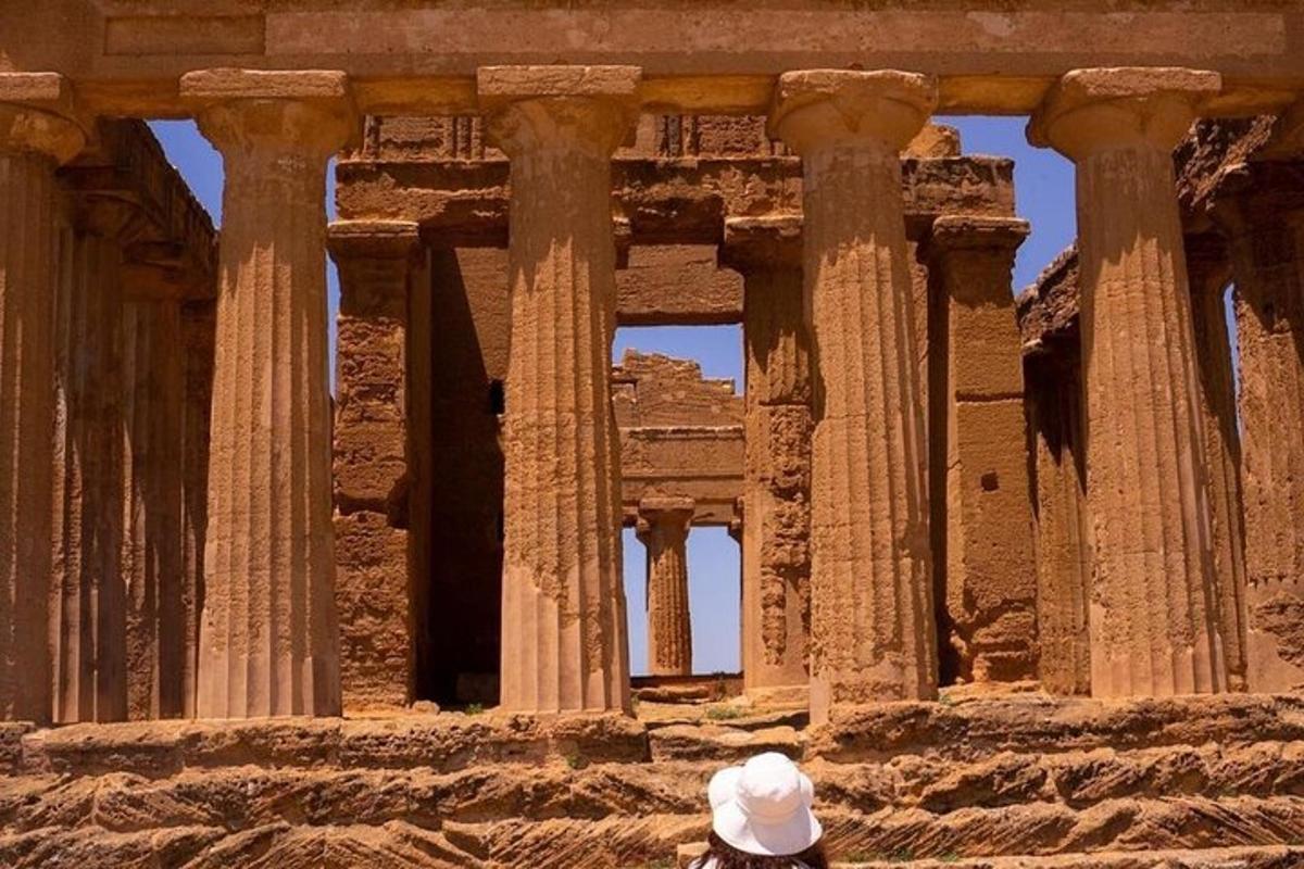 una persona dempeus davant d'un edifici amb columnes