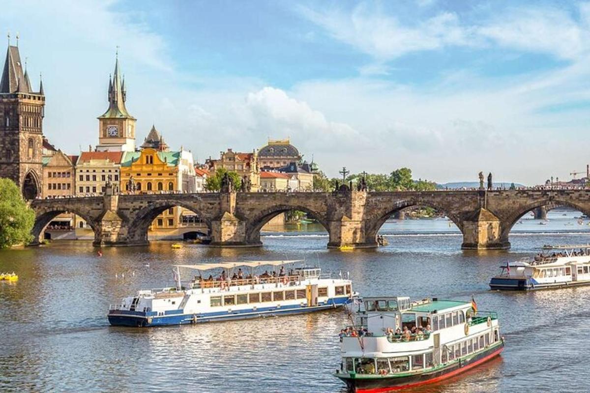 dvě lodě na řece před mostem
