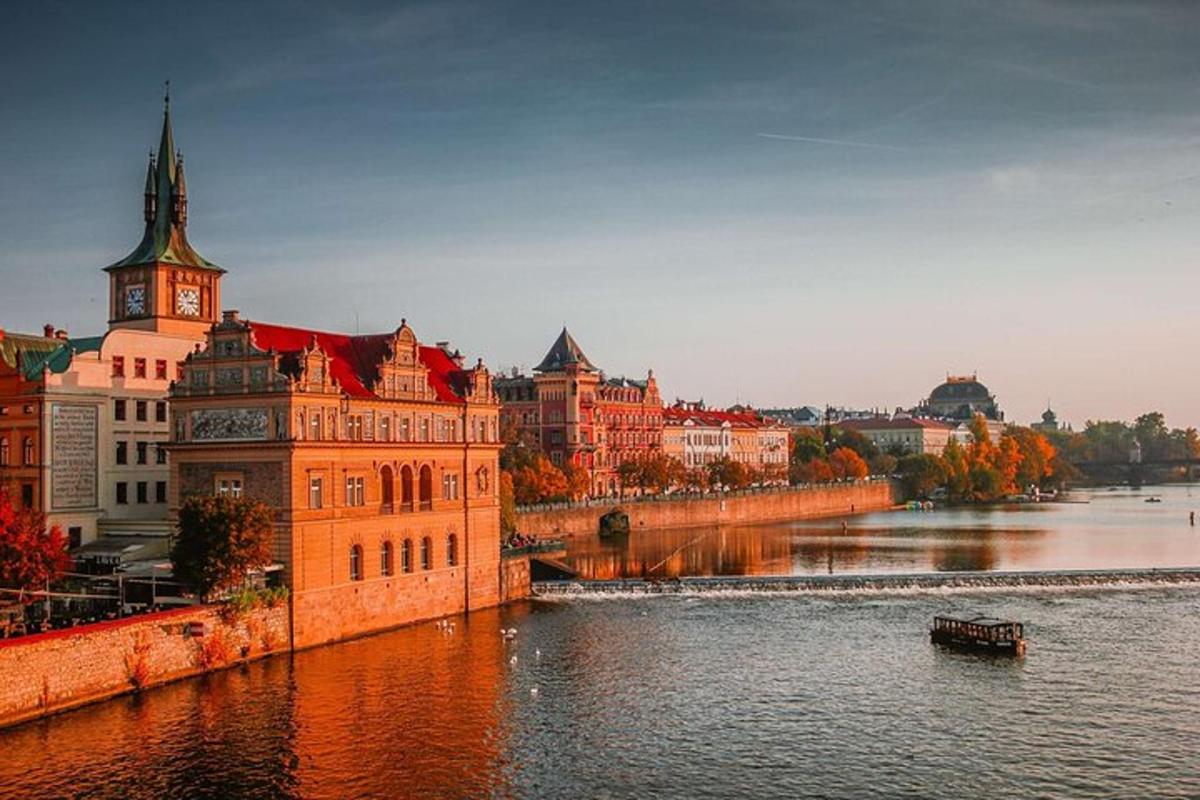 budova s hodinovou věží vedle řeky