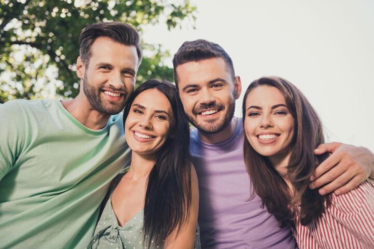 un gruppo di quattro persone che posano per una foto