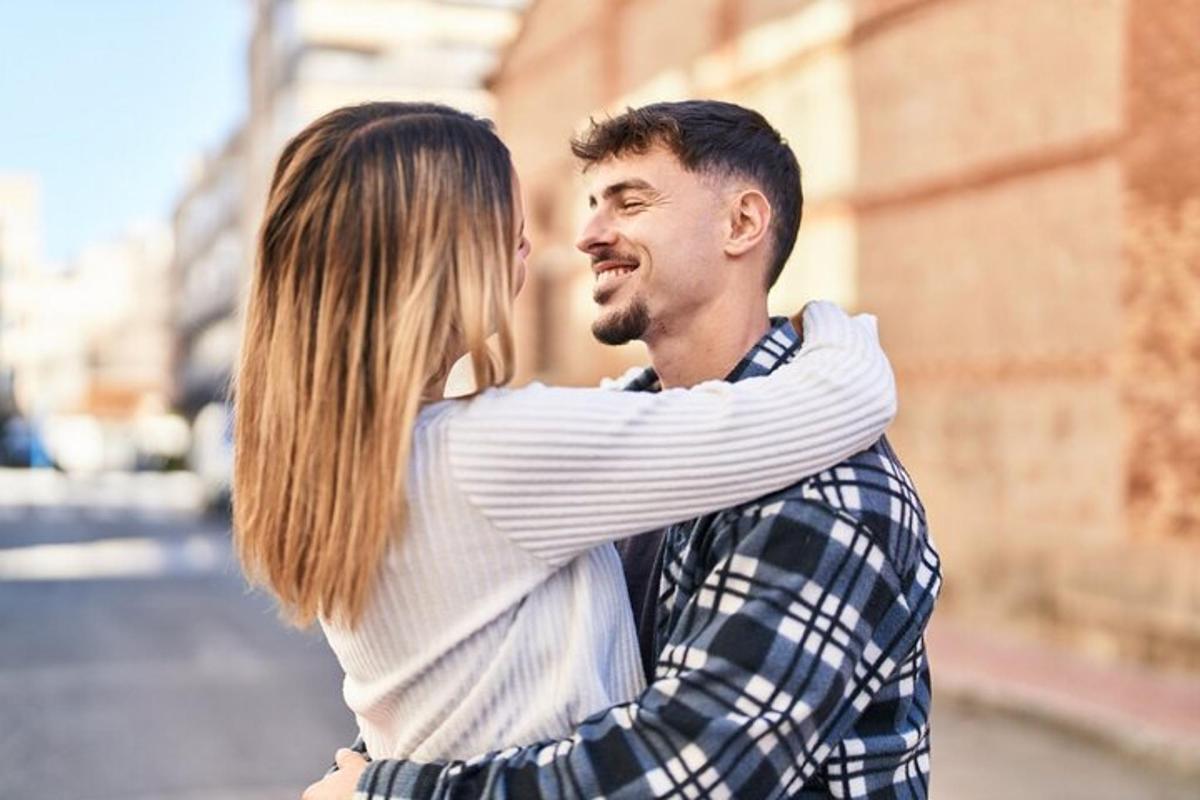 um homem e uma mulher se abraçando