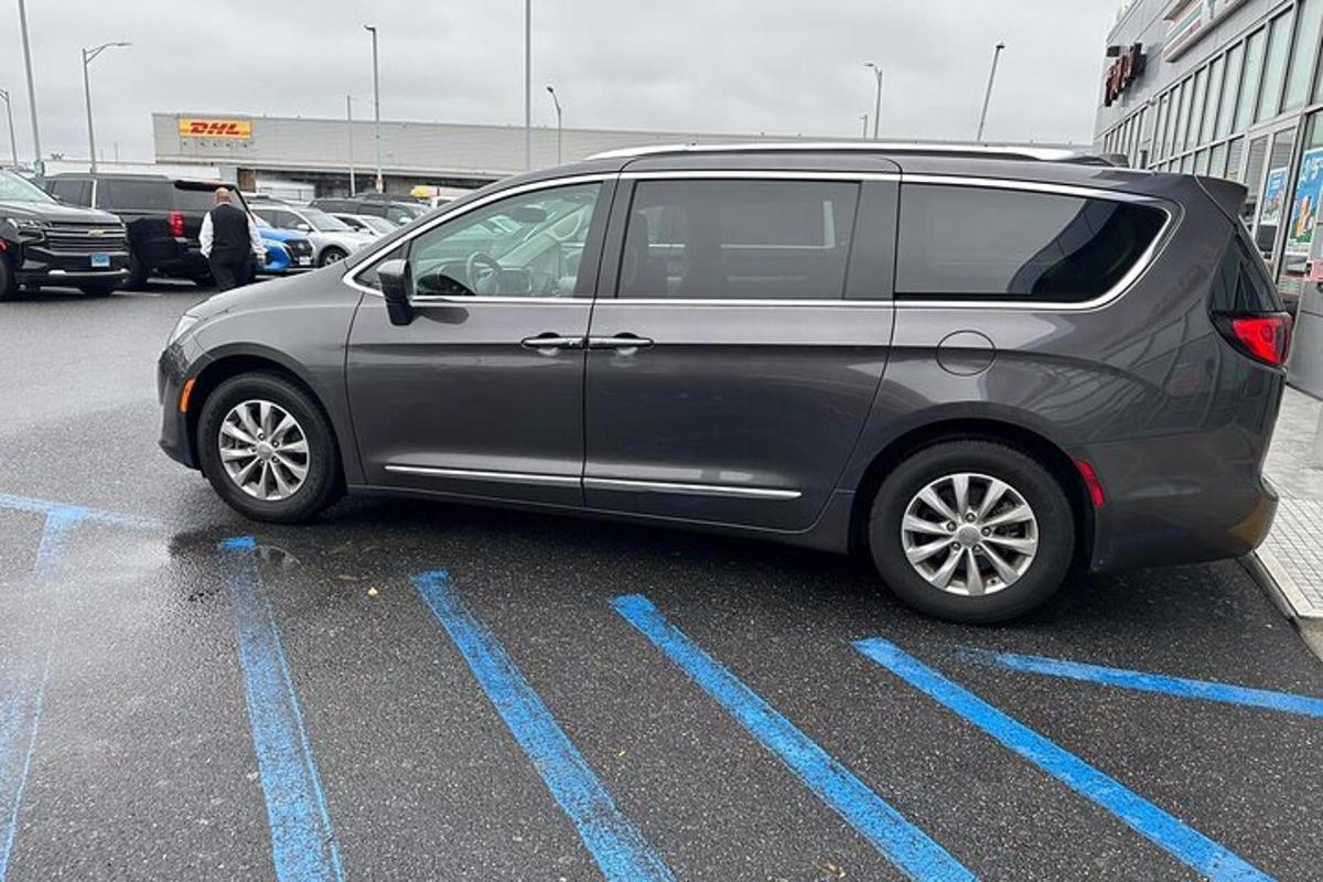 hopeanvärinen pakettiauto pysäköitynä parkkipaikalle