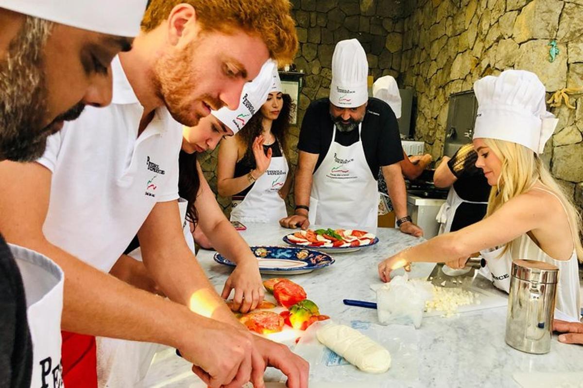 um grupo de pessoas em uma cozinha preparando comida