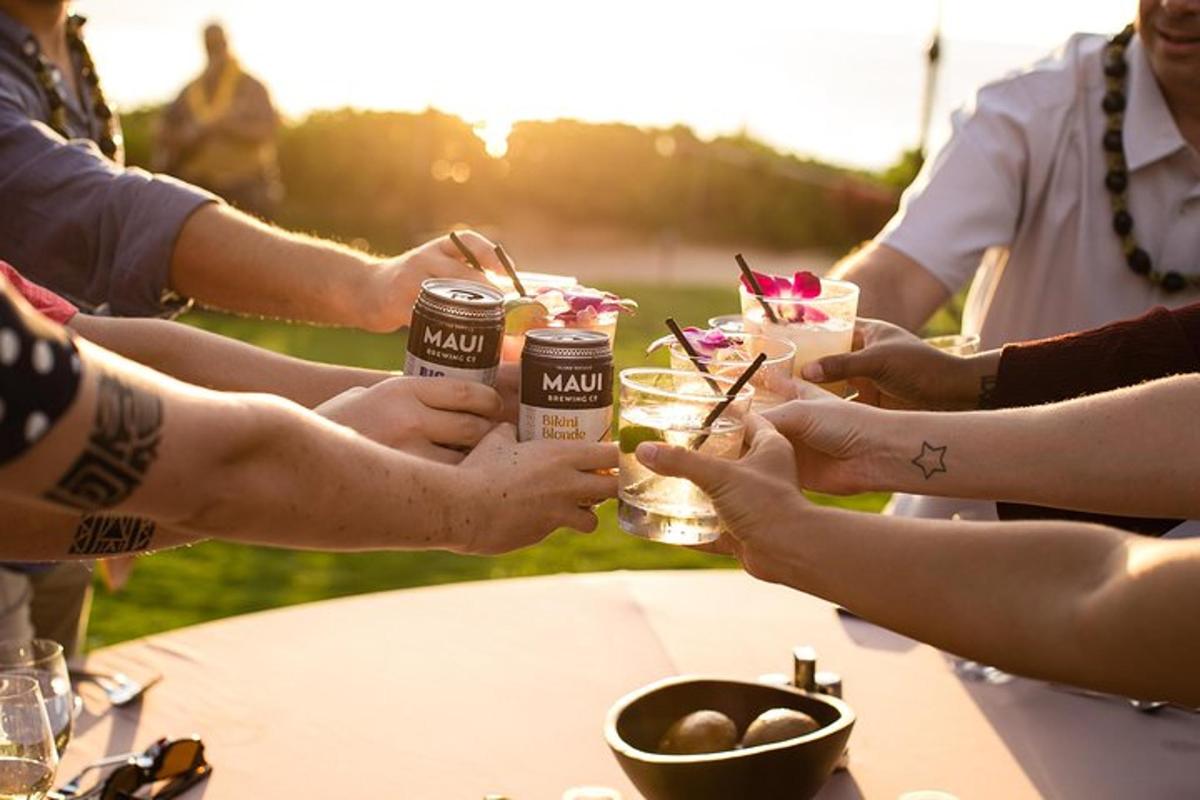 Un grupo de personas sosteniendo bebidas en una mesa.