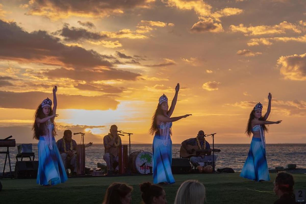 Un grupo de mujeres actuando en la playa al atardecer.