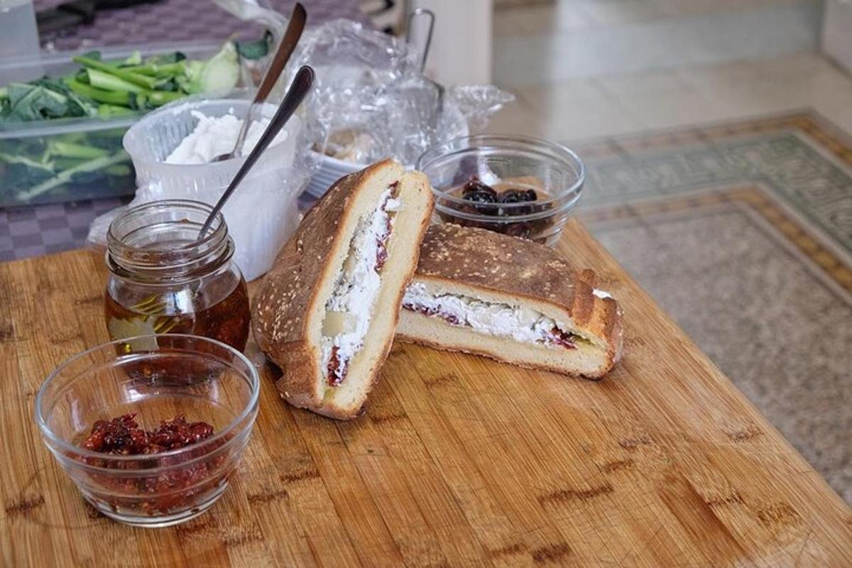 một chiếc bánh sandwich trên thớt với hai ly nước sốt