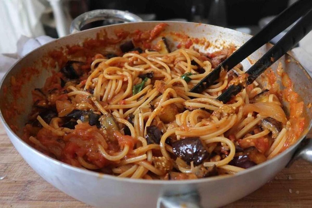 una ciotola di cibo con dentro spaghetti e bacchette