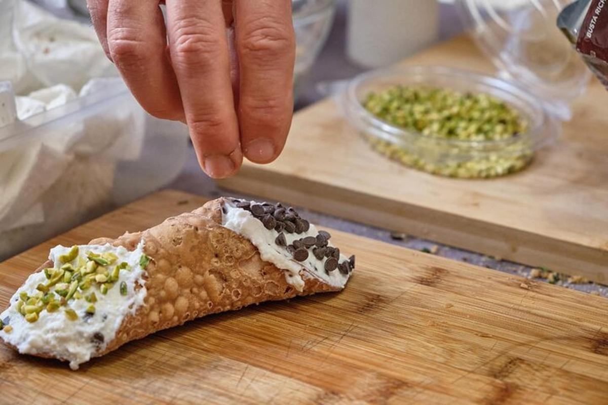 una mano prende un pezzo di cibo su un tagliere