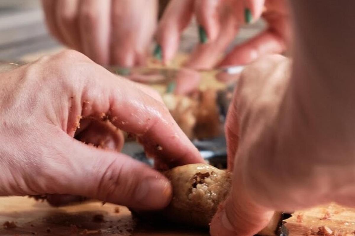 una persona tiene in mano un pezzo di cibo