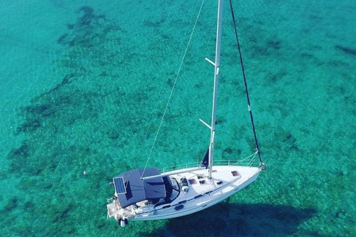ein Boot, das im Wasser im Ozean schwimmt