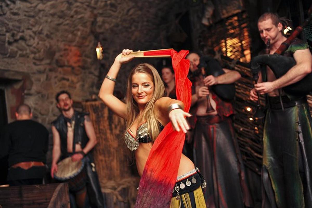 una donna tiene in mano un vestito rosso su un palco