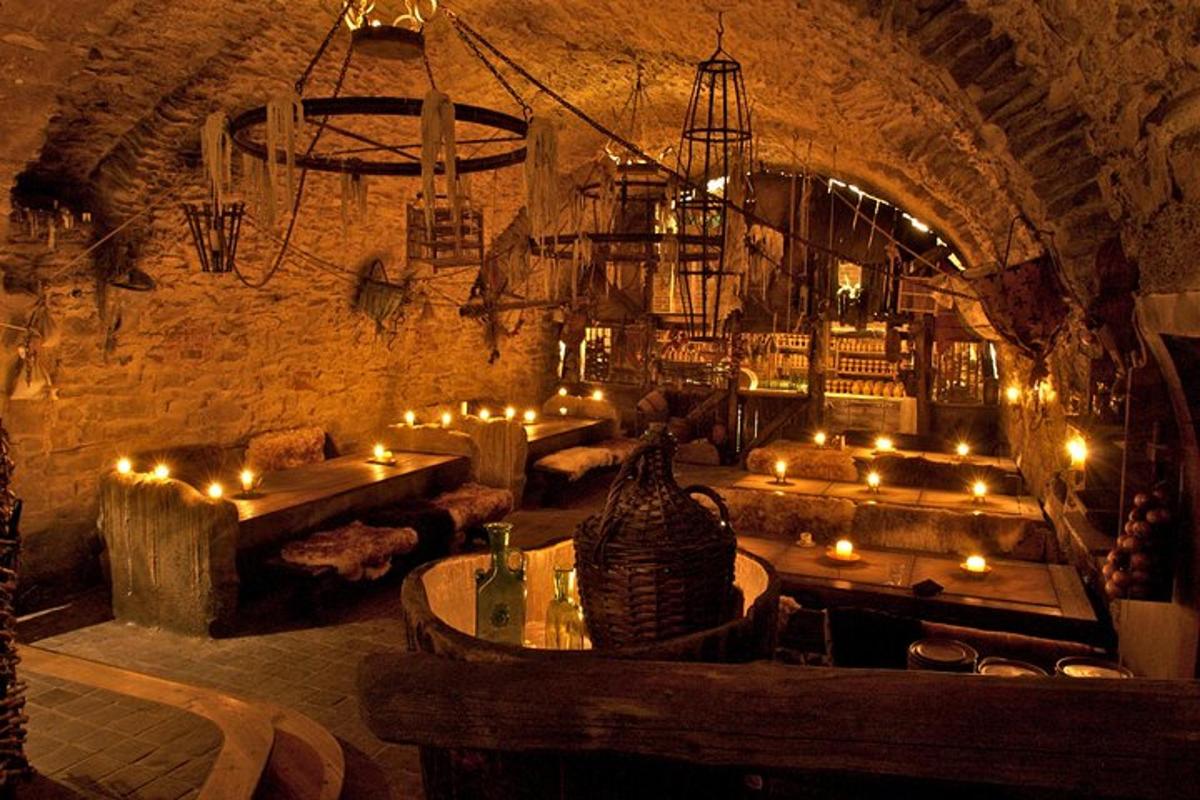 una stanza con divani e candele in una grotta