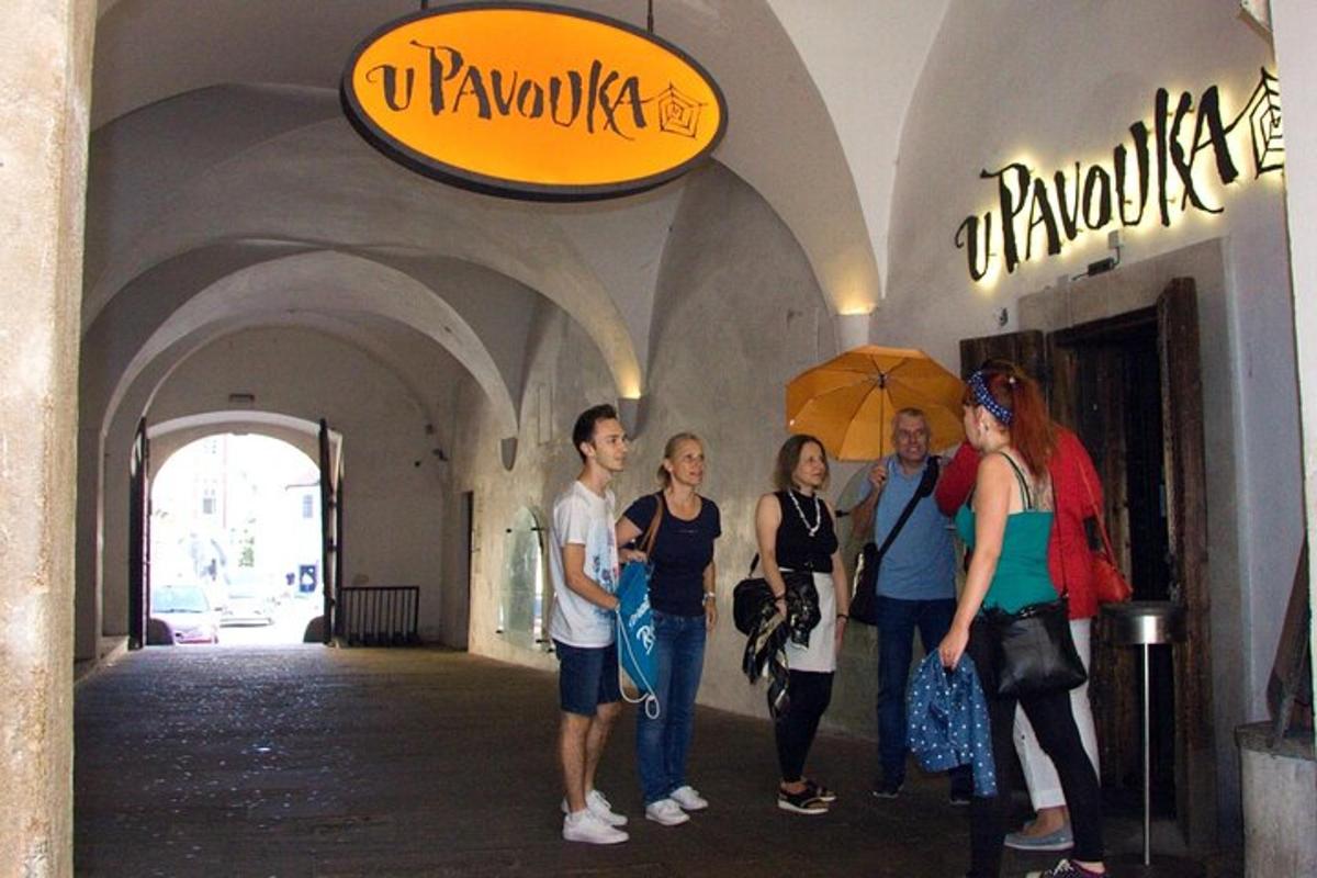 un gruppo di persone in piedi fuori da un edificio