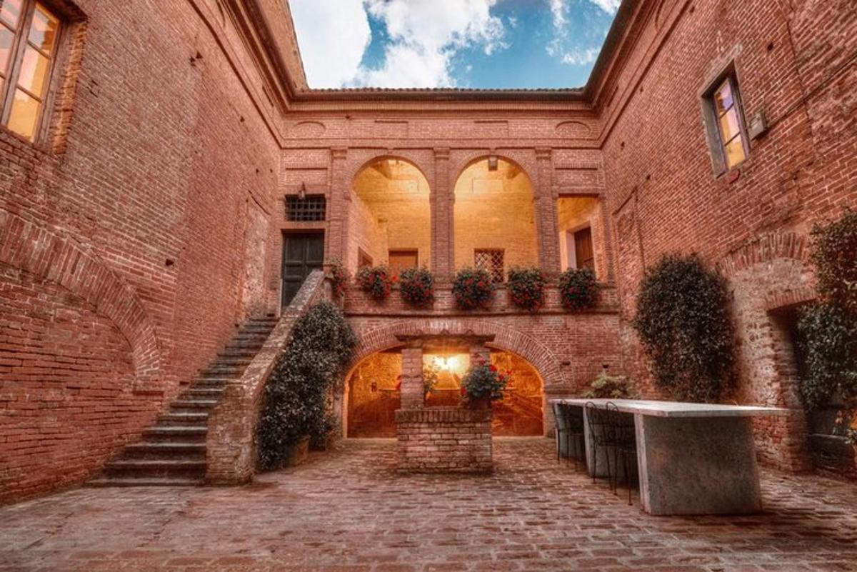 un vecchio edificio in mattoni con scale e una scalinata
