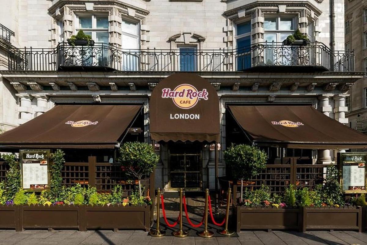 Μια πινακίδα του ξενοδοχείου Rock London μπροστά από ένα κτίριο