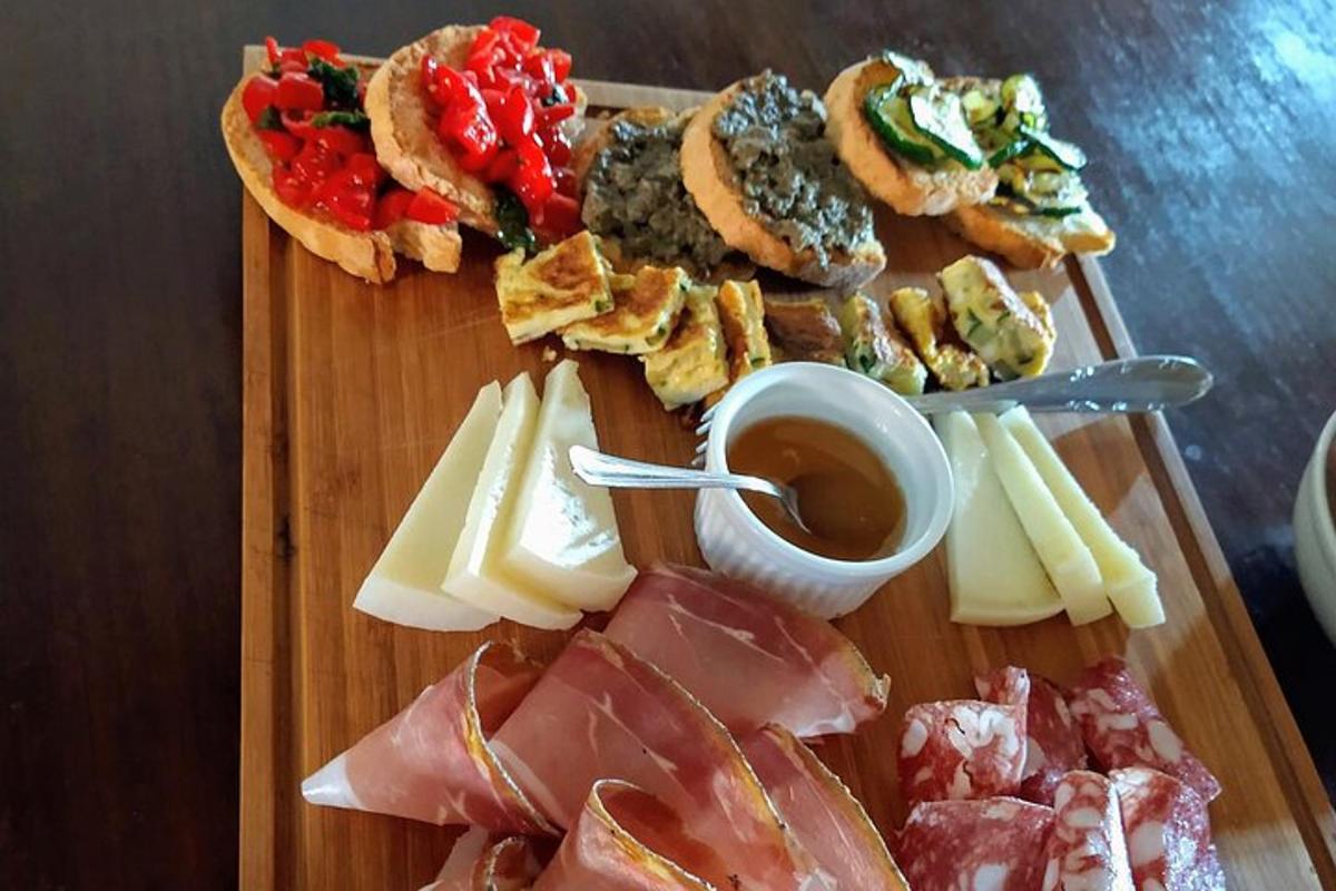 un piatto di cibo con formaggio e carne su un tagliere