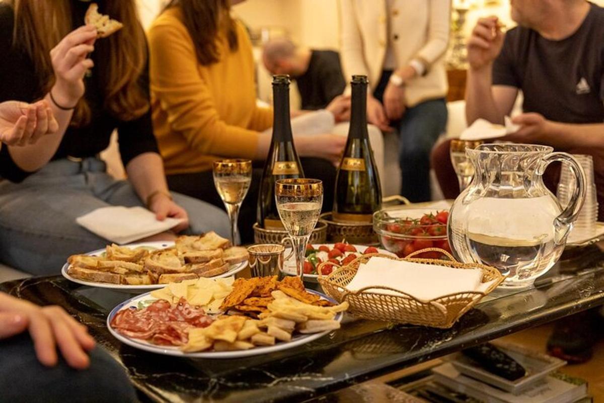 een groep mensen die rond een tafel zitten met borden vol eten