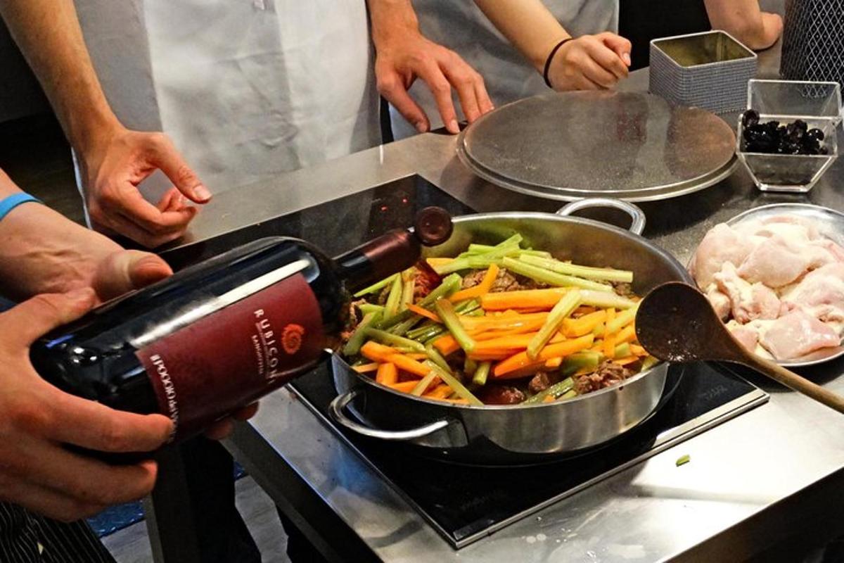 uma pessoa despejando vinho em uma panela de comida