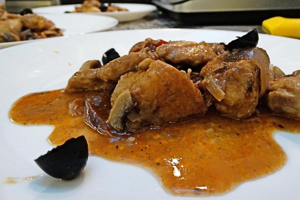 طبق أبيض من الطعام مع اللحوم والصلصة