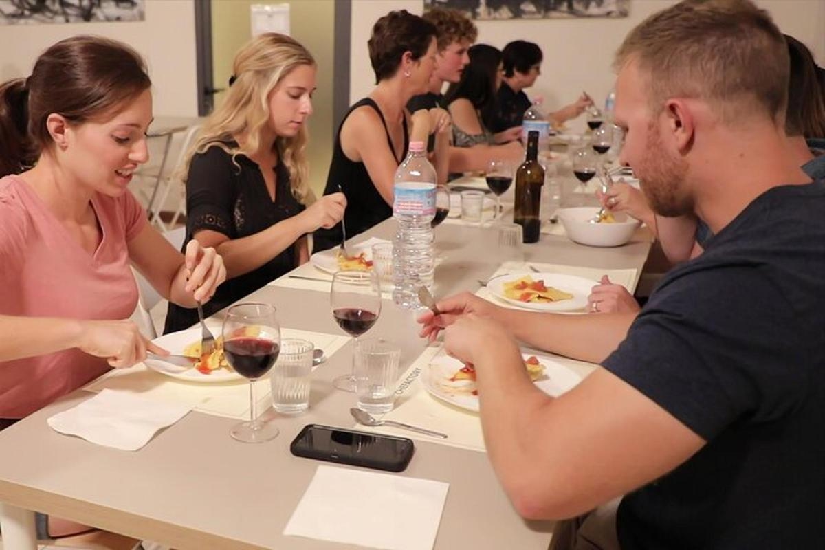 un groupe de personnes assises à une table en train de dîner