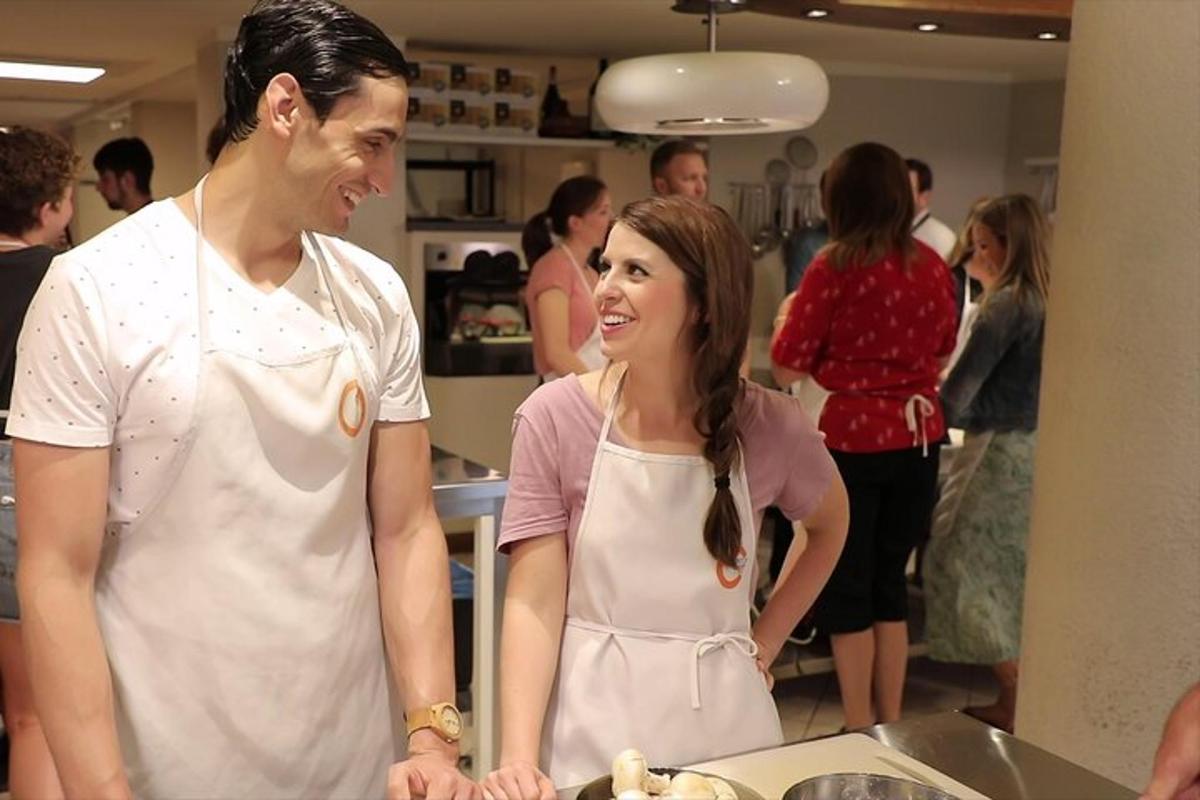 un homme et une femme debout dans une cuisine