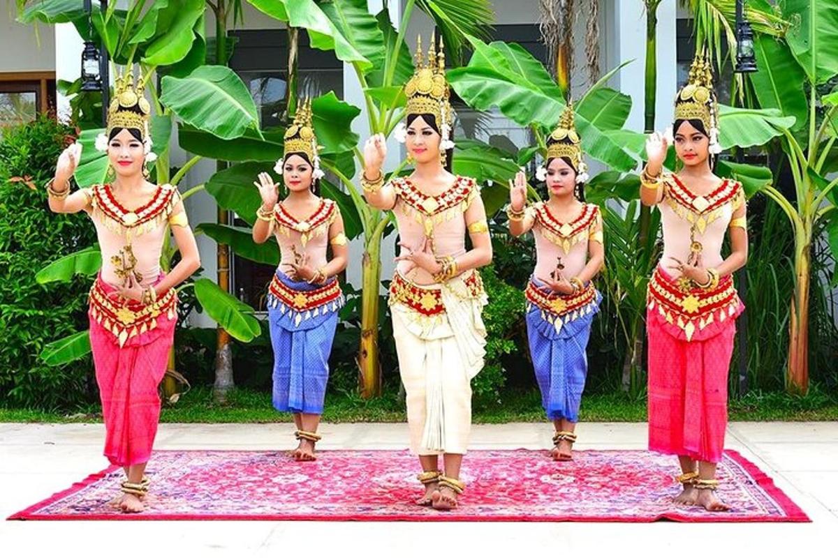 un gruppo di donne in piedi in gruppo che fanno yoga