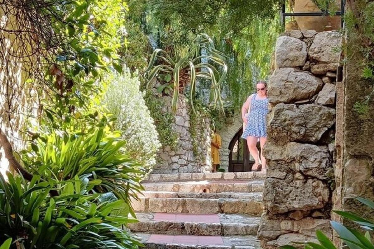 eine Frau geht eine Steintreppe hinunter