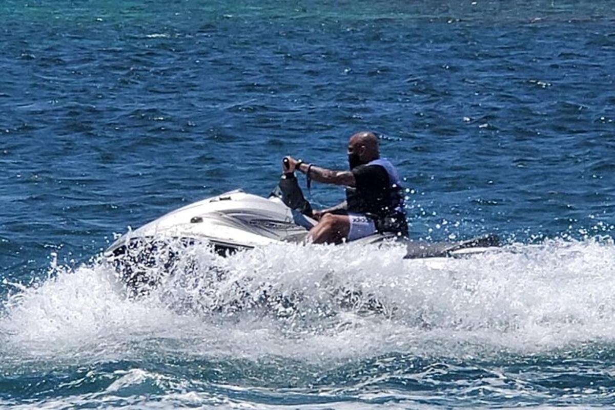 seorang lelaki menaiki jet ski di dalam air