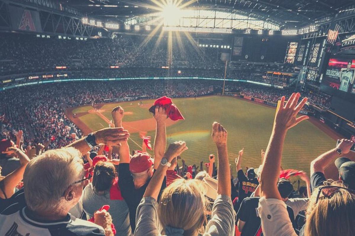 una multitud de personas en un partido de béisbol