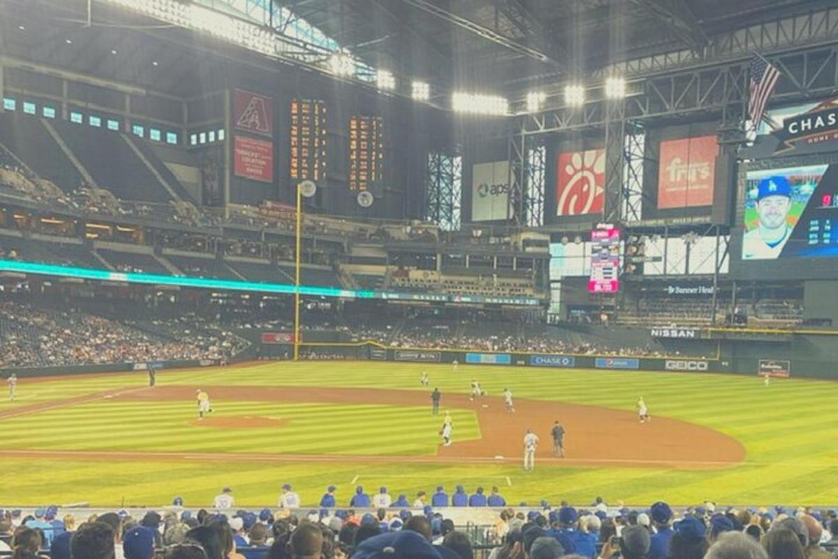 orang ramai yang menonton perlawanan besbol di stadium