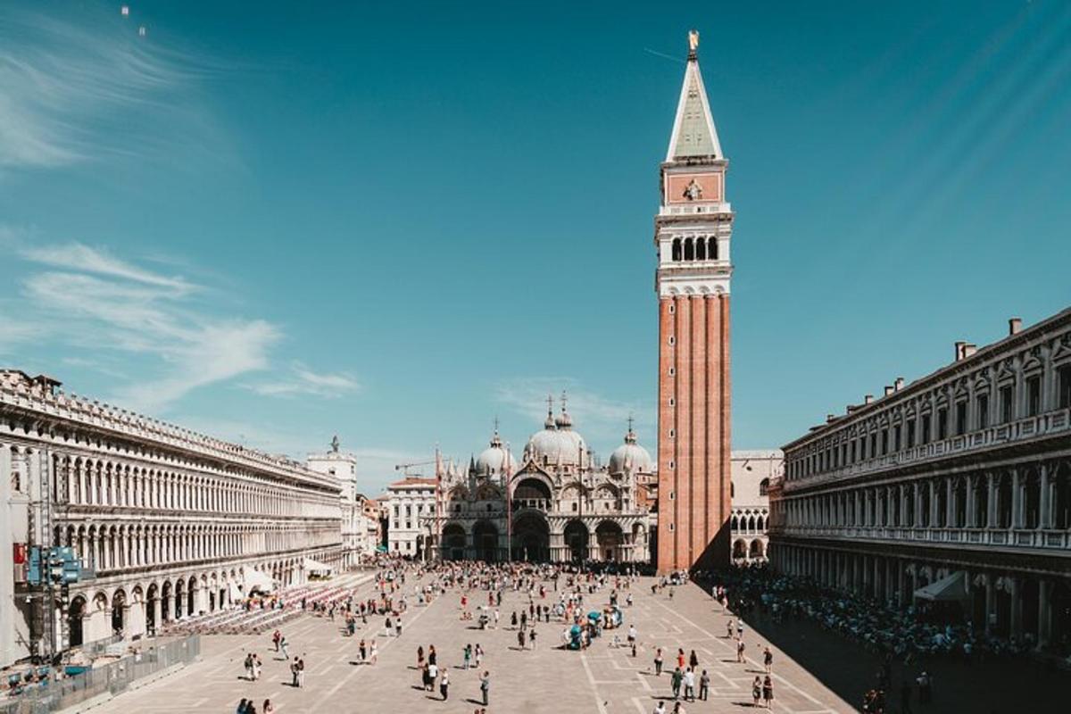 una ciutat amb una torre del rellotge i un gran edifici
