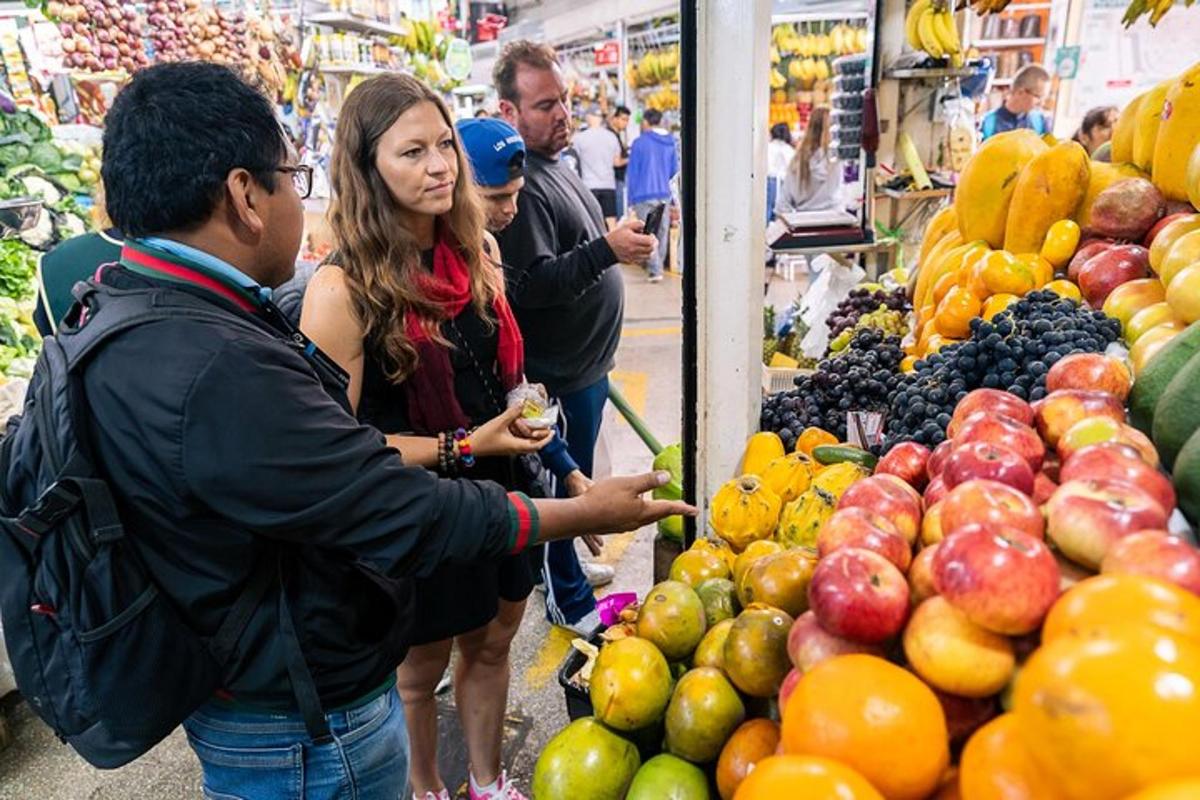 un home i una dona que estan en un supermercat comprant fruita