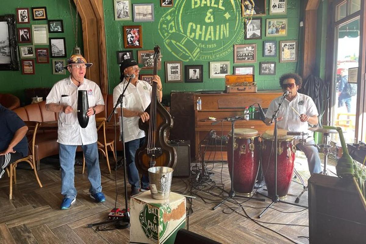 um grupo de homens tocando música em uma sala