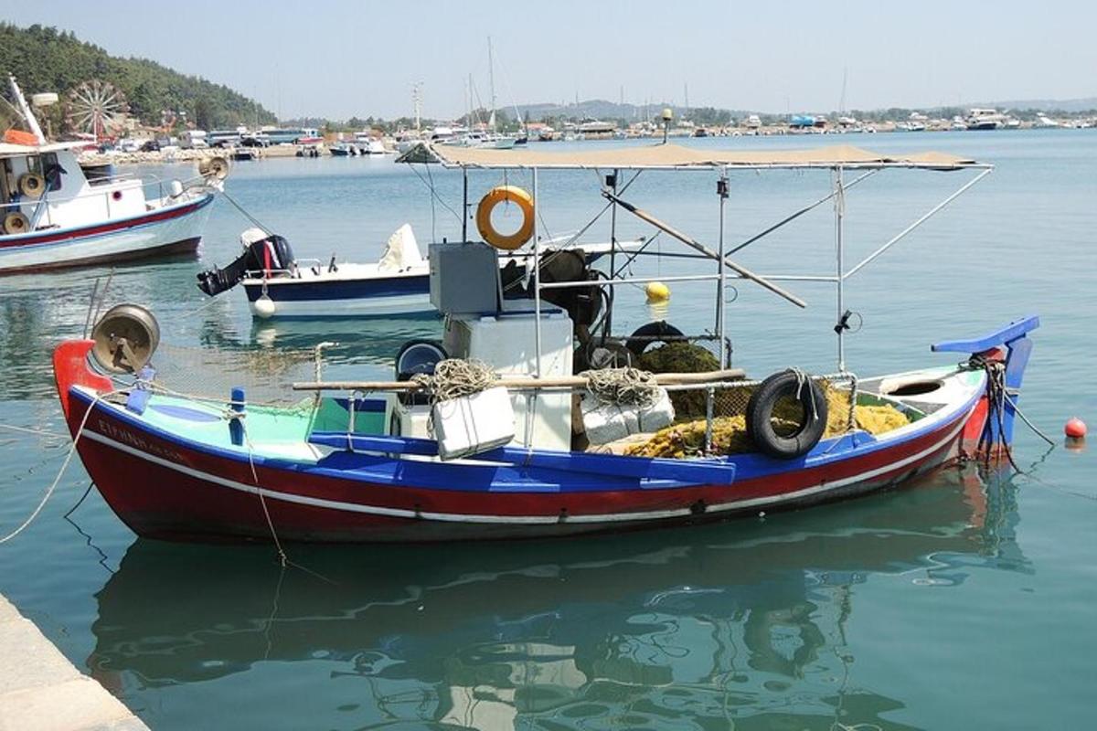 μια μικρή βάρκα είναι αγκυροβολημένη στο νερό