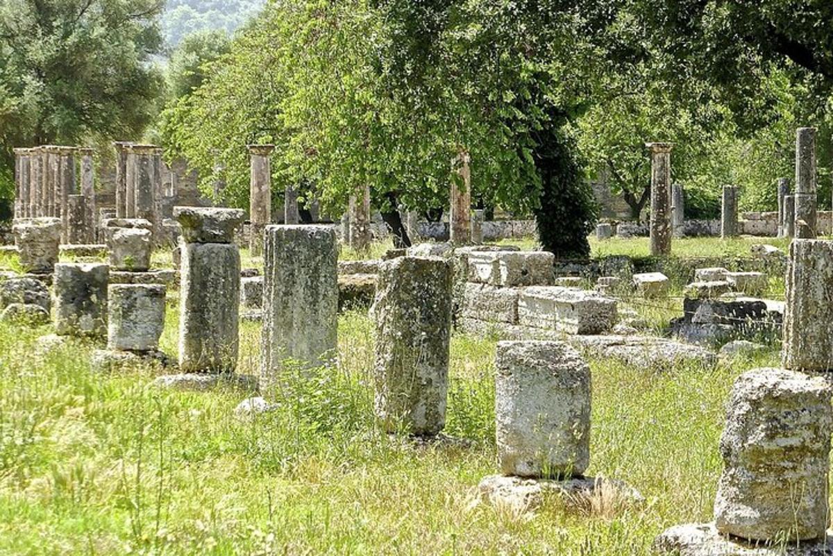 ένα νεκροταφείο με πέτρινους στύλους και δέντρα σε ένα χωράφι