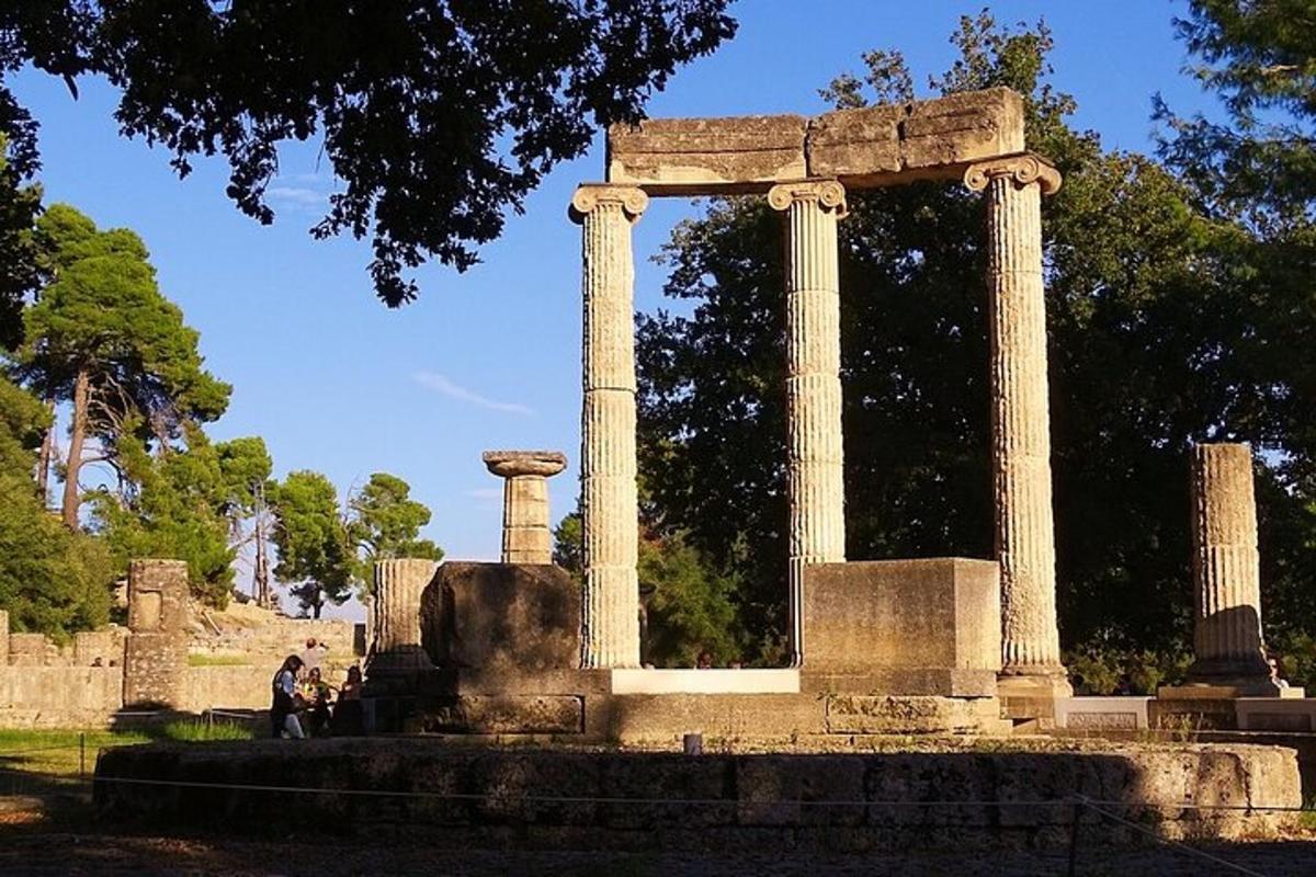 ένα μνημείο με δύο κίονες σε ένα πάρκο