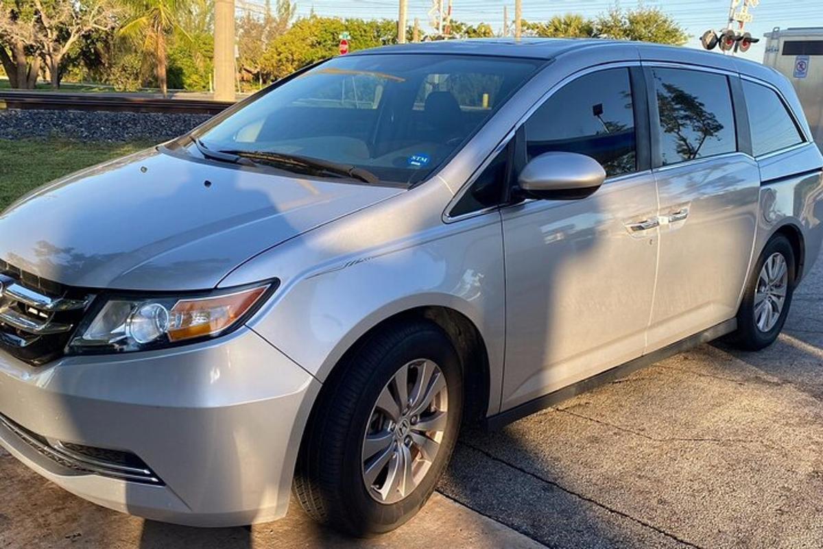 um carro prateado estacionado em um estacionamento