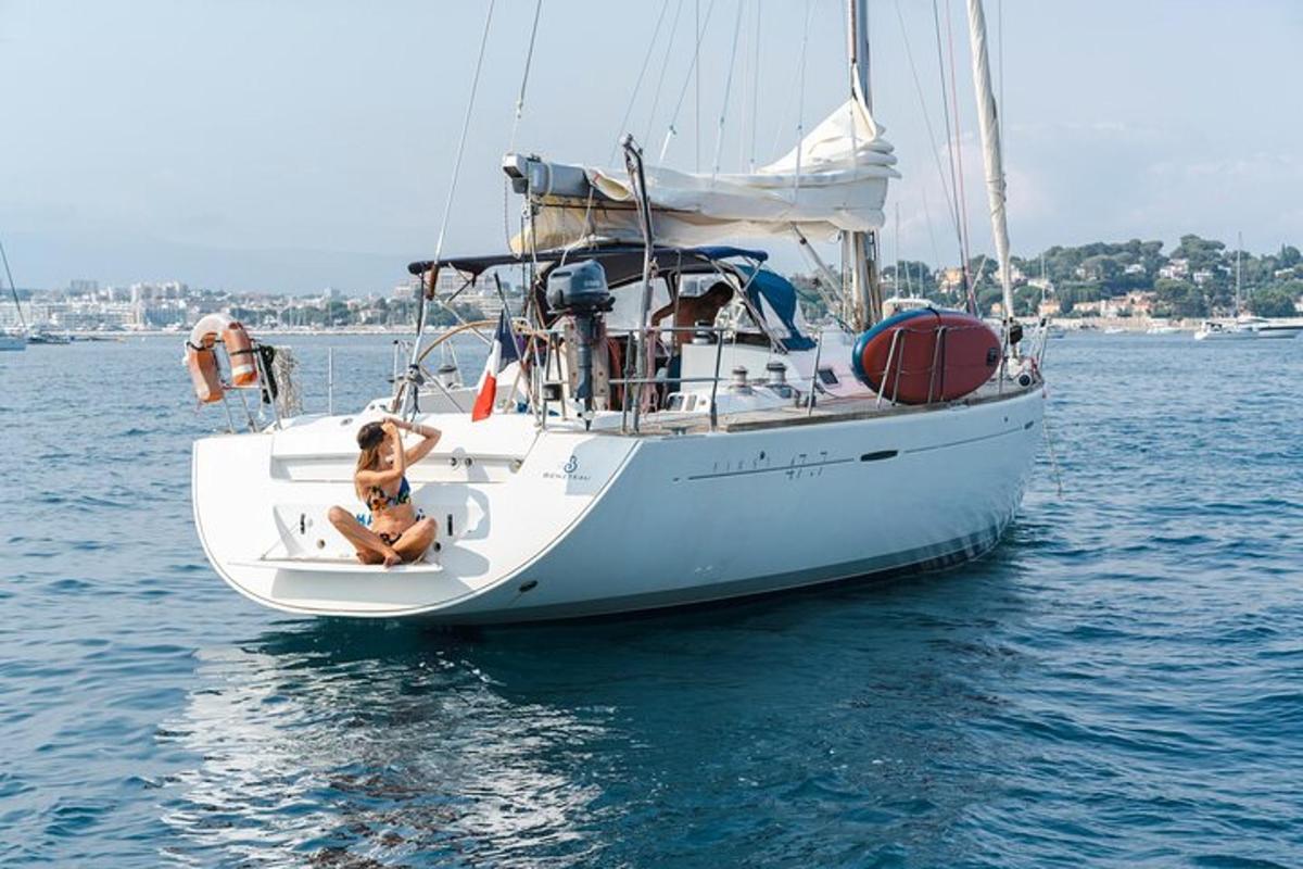 una donna seduta su una barca a vela in acqua