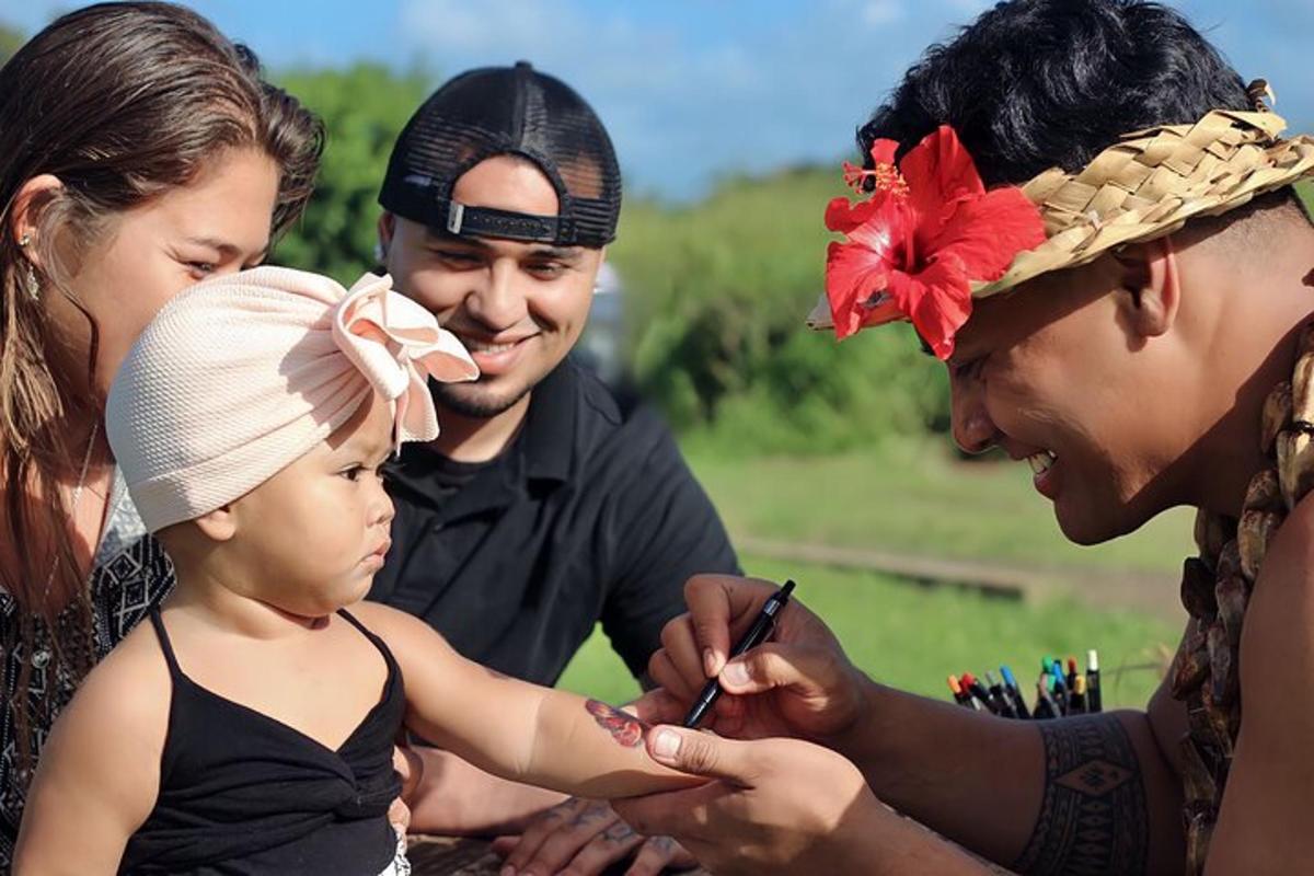 una donna che fa un tatuaggio a una bambina