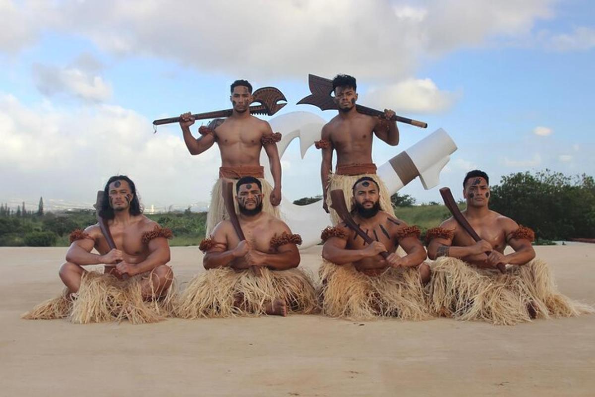 un gruppo di uomini in posa per una foto sulla spiaggia