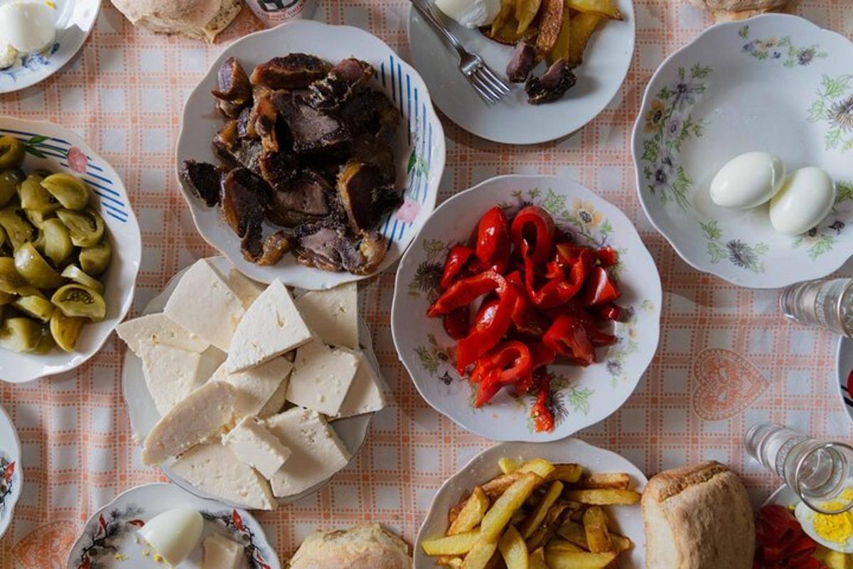 egy asztal, rajta étellel teli tányérokkal