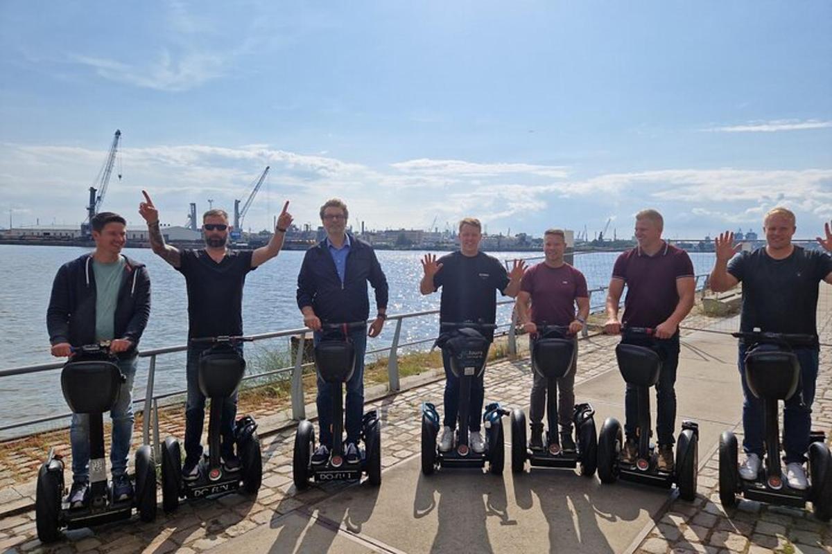 ryhmä miehiä segwayillä poseeraamassa kuvaa varten