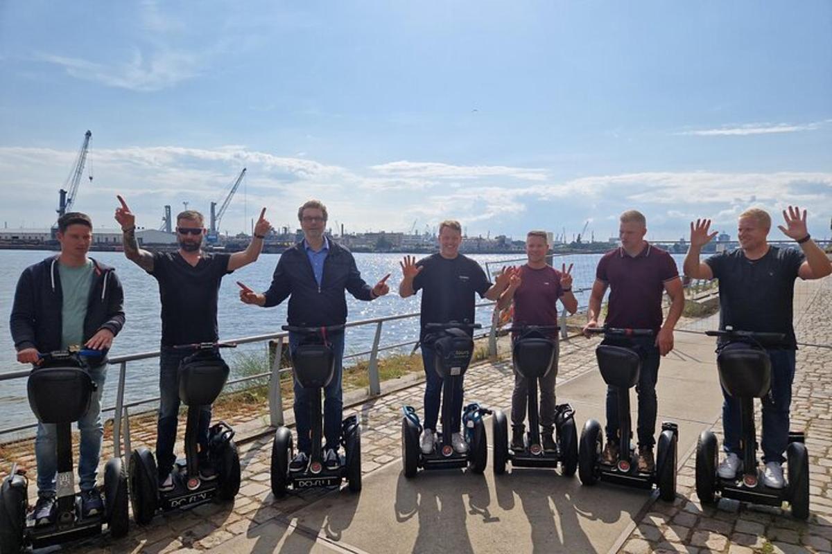 egy csoport férfi segway-eken pózol egy képhez