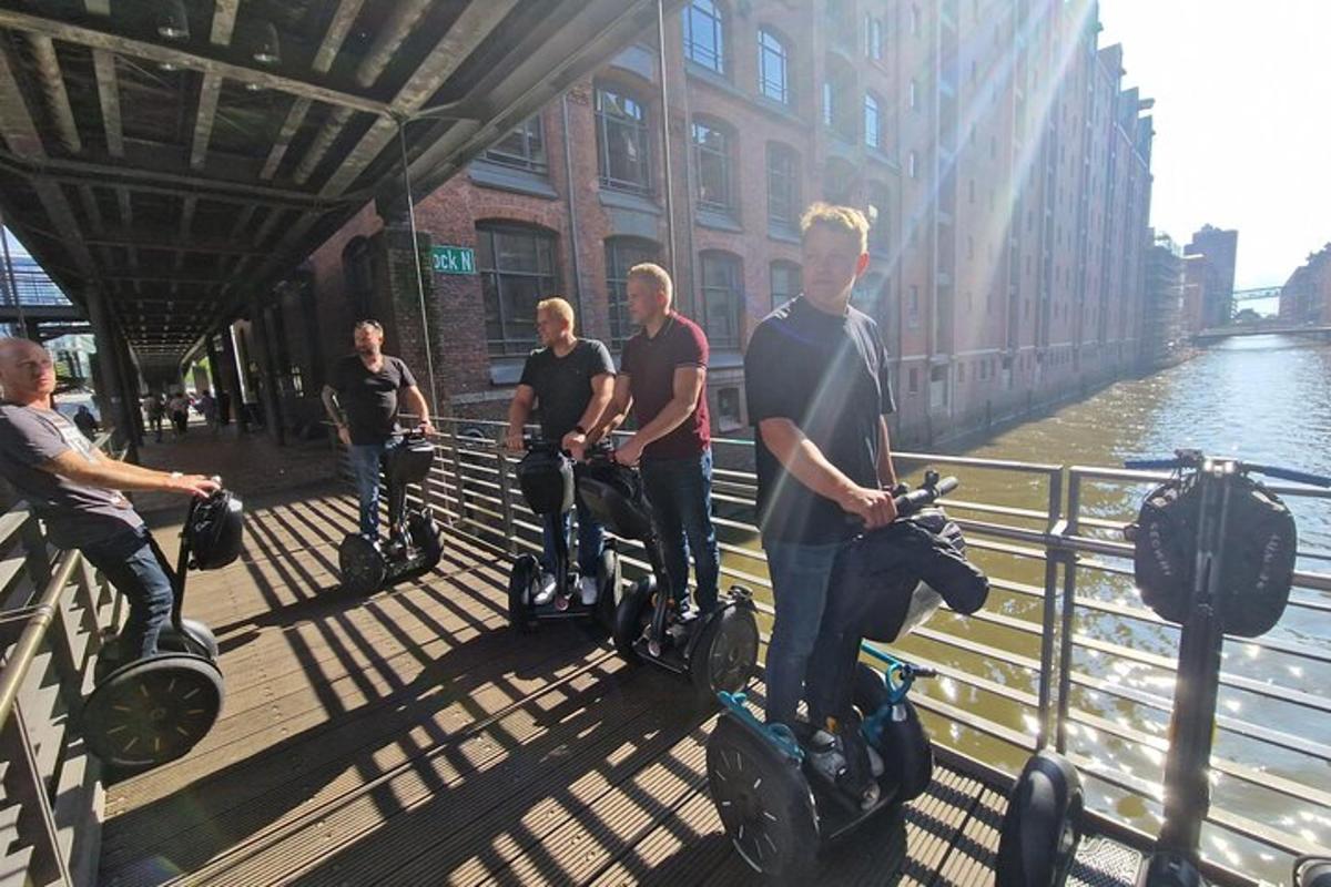 un gruppo di uomini in scooter su un ponte